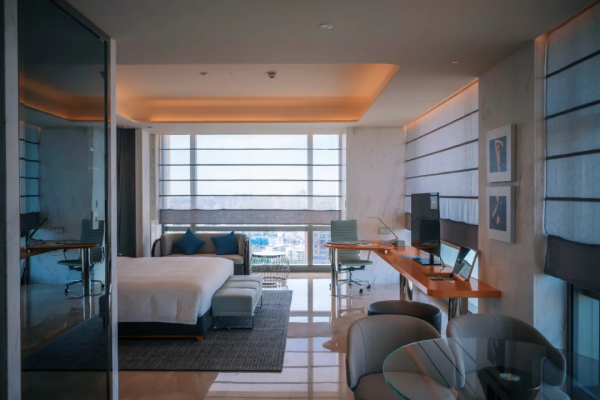 住進愛馬仕橙的房間，躺在高空看海景