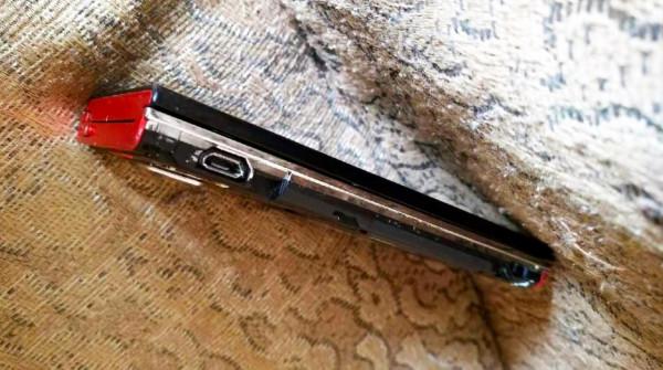 外形像巧克力，體驗這款二手LG滑蓋手機，黑紅色設計創造經典