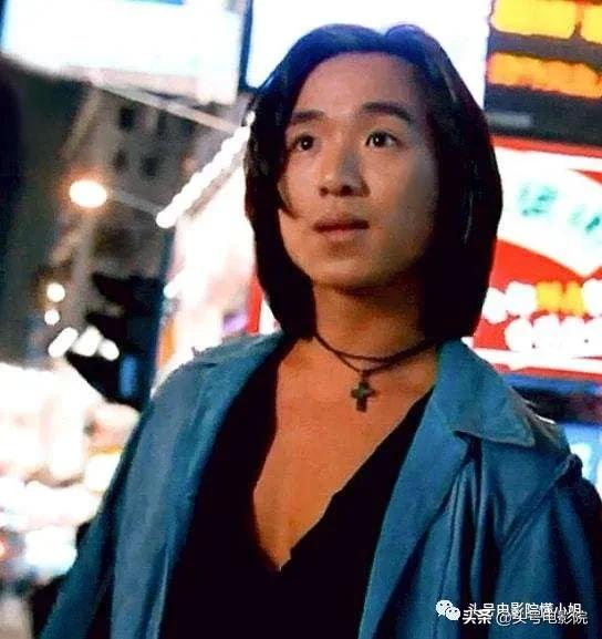 53歲“古惑仔”發福現身，陳小春倒茶叫他大哥，張柏芝第一個男人