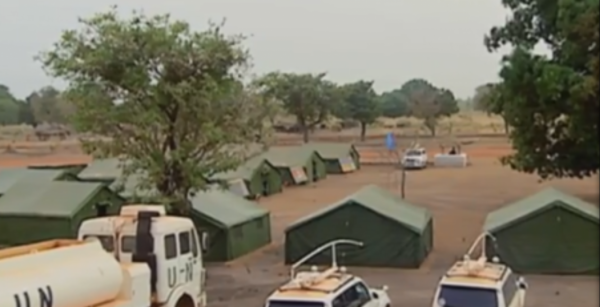 中國人幫非洲修路，頂著60度高溫趕工，當地人卻在樹下乘涼