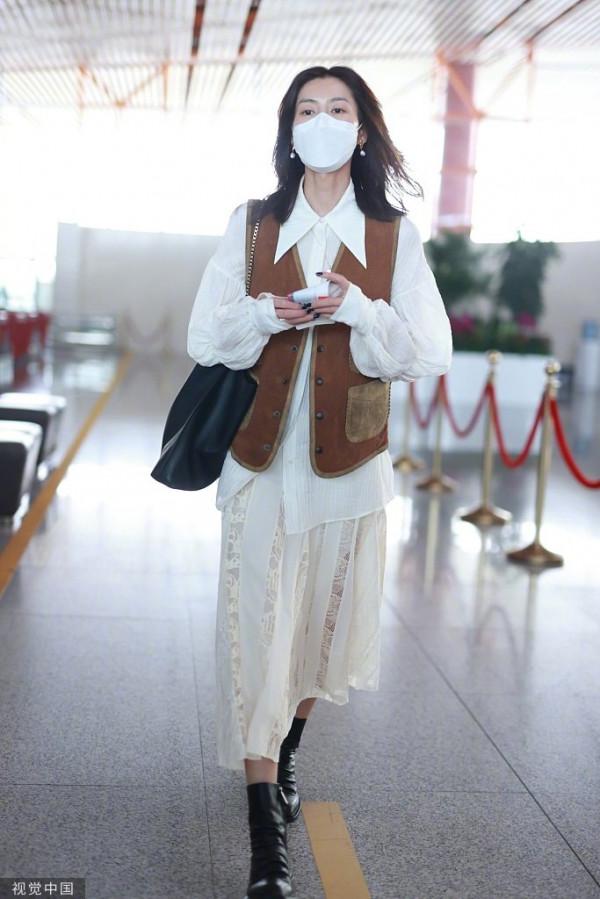 機場時尚秀,劉雯牛仔風馬甲搭配長裙,瀟灑又浪漫 機場時尚秀,劉雯牛仔風馬甲搭配長裙,瀟灑又浪漫