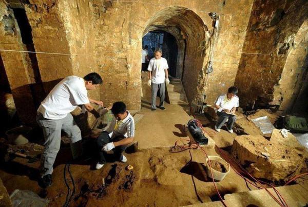 這個盜墓賊太倒黴，和同夥內訌被封於唐代古墓中，牆角枯坐上千年