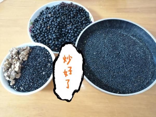 自己在家也可以製作的三黑粉（黑芝麻黑豆黑米），純天然，無新增