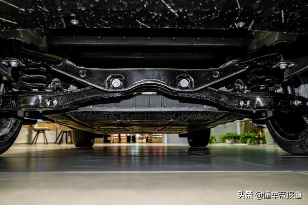 新車|開車像開星際戰艦?愛馳U6靜態解析:擋把新穎 或售20萬以上 新車|開車像開星際戰艦?愛馳U6靜態解析:擋把新穎 或售20萬以上