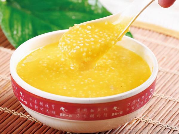 熬小米粥時，直接用水煮就錯啦，教你3個小訣竅，小米黏稠又好喝