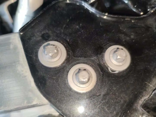 事故精修過的賓士E53 AMG,但仍然逃不過檢測師傅的火眼金睛 事故精修過的賓士E53 AMG,但仍然逃不過檢測師傅的火眼金睛