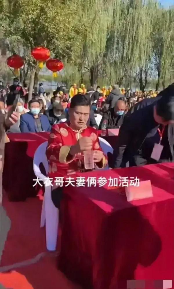 大衣哥飄了,不喜歡“農夫”二字,參加商演撕掉農夫山泉商標 大衣哥飄了,不喜歡“農夫”二字,參加商演撕掉農夫山泉商標