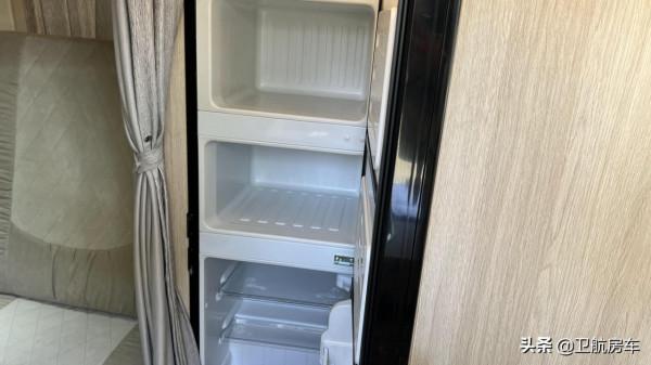 六座房車帶私人影院還有兩張雙人床