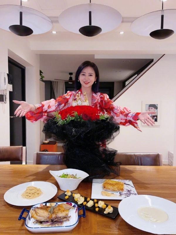 53歲翁虹曬全家福慶生自詡只有35，13歲女兒親自為媽媽做大餐