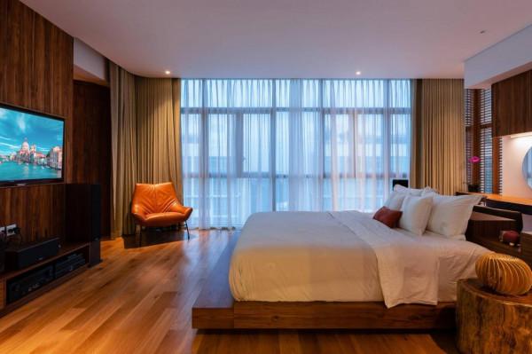 樓頂搭廊架種樹，像個公園，這套頂複式跟別墅一比，好像真的沒輸