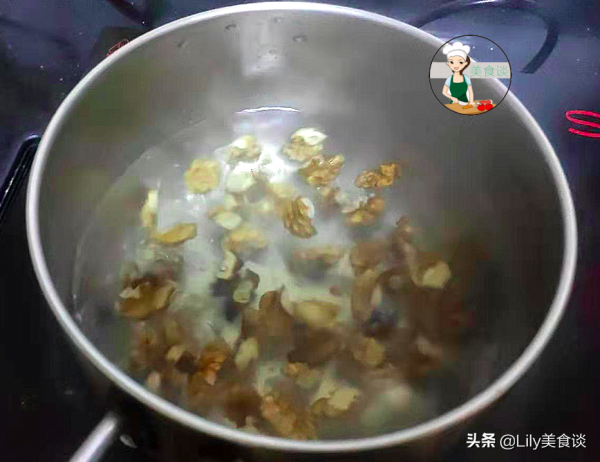 冬天，蘋果和核桃一起煮，我家一週喝一回，很多人還不懂有什麼用