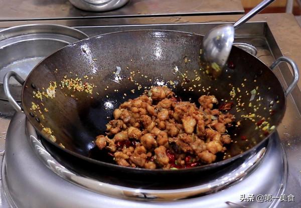 香辣雞塊怎麼做才好吃，原來選用辣椒有講究，廚師長詳細講解做法
