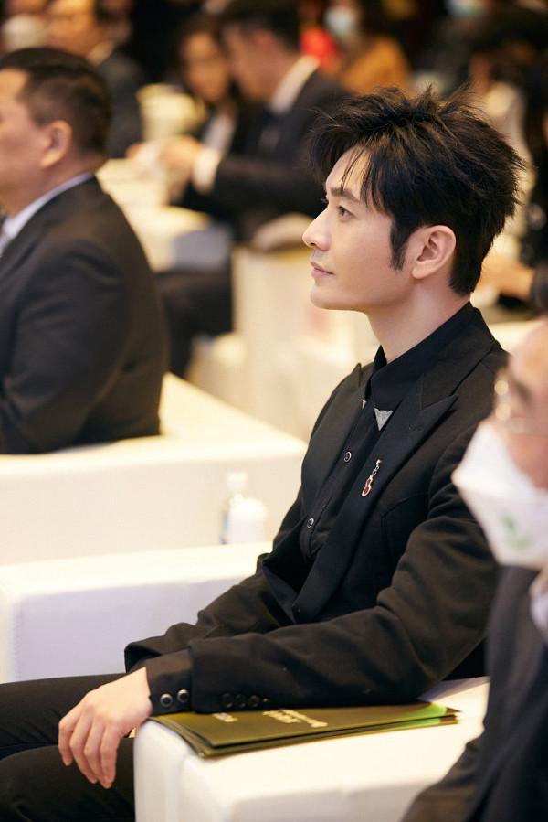 黃曉明出席華語青年電影周頒獎禮 帥氣黑西裝儒雅紳士