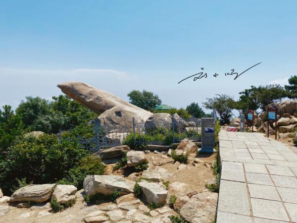 泰山山頂這塊著名的石頭，有的遊客非常熟悉，有的遊客卻不知道