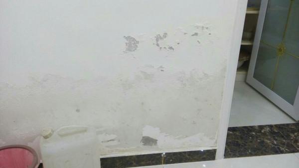 裝修工人圖省事，衛生間瓷磚沒鋪好，當初真該早早讓他走人