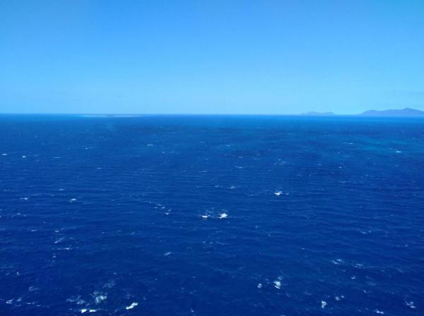 坐著直升機，空中鳥瞰澳洲大堡礁