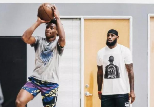 詹姆斯的長子布朗尼 兩年後有機會進入NBA麼？