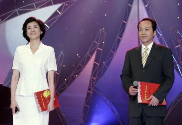 “央視主播”李修平：有過一次婚姻，42歲再婚也幸福，58歲沒孩子