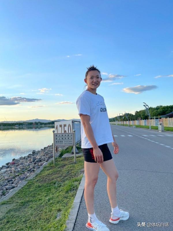 喜訊！中國冠軍夫婦大婚，1米96新郎帥氣，新娘化妝前後差距大