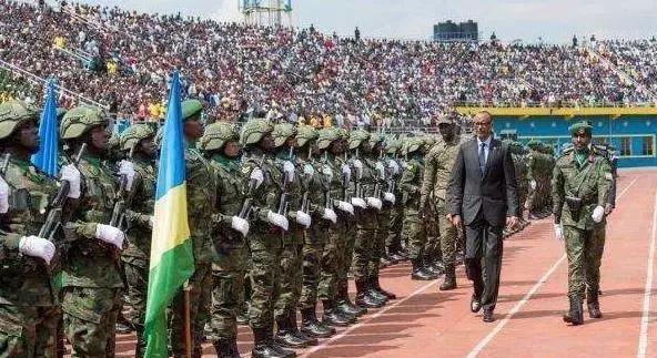 走中國佇列，踢中國正步，喊中文口號，又一箇中非解放軍誕生