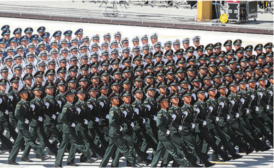 新兵去報名入伍時，要是戶口本有“拒服兵役”，三代人或將受影響