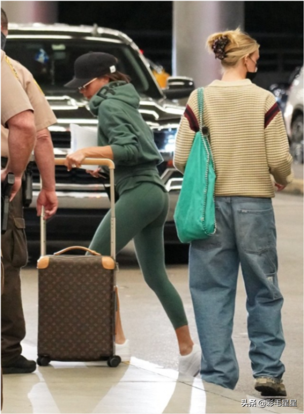 貝克漢姆愛妻維多利亞攜家人現身機場