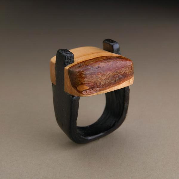 木材成為首飾並不輸於寶石，凝結非凡智慧結晶，也能化腐朽為神奇