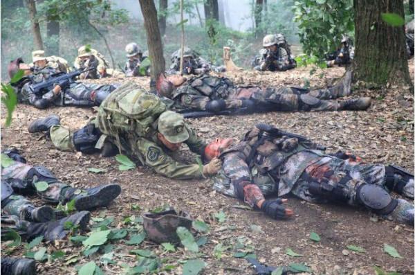 我軍戰術背心為何有個提把?外軍特戰經驗,關鍵時救命和撤離 我軍戰術背心為何有個提把?外軍特戰經驗,關鍵時救命和撤離