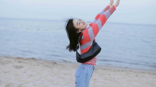 袁姍姍披髮海邊出境,又元氣又美 袁姍姍披髮海邊出境,又元氣又美