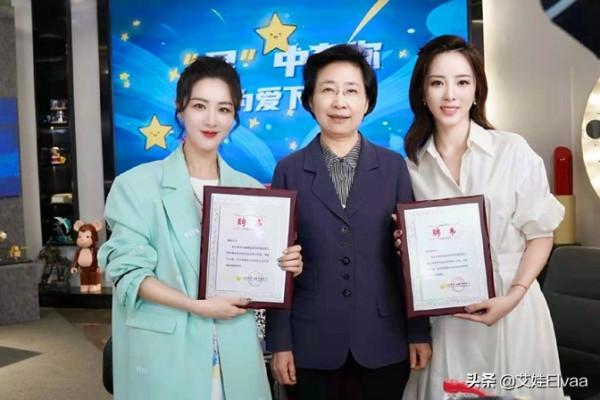 央視主持李思思打卡遊樂園，穿T恤短褲露學生長襪，打扮似女明星