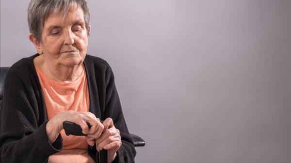 60歲再婚阿姨哭訴：和老伴退休金共1萬5，可連一件新衣服都買不起