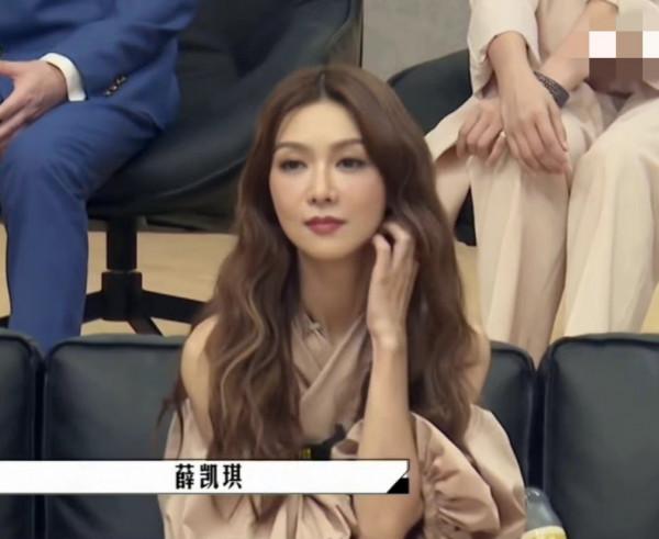 惠英紅蹺二郎腿坐姿霸氣，楊千嬅在旁好端莊，薛凱琪瘦到認不出