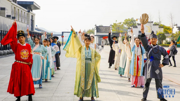 婺源高鐵站再現穿越快閃，驚豔遊客，嗨翻全場