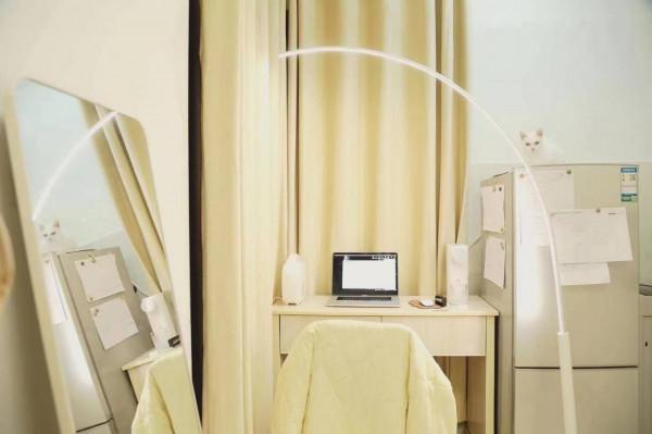 住進毛坯房的年輕人：屋內灰土掉渣漏雨，父母減少催婚次數