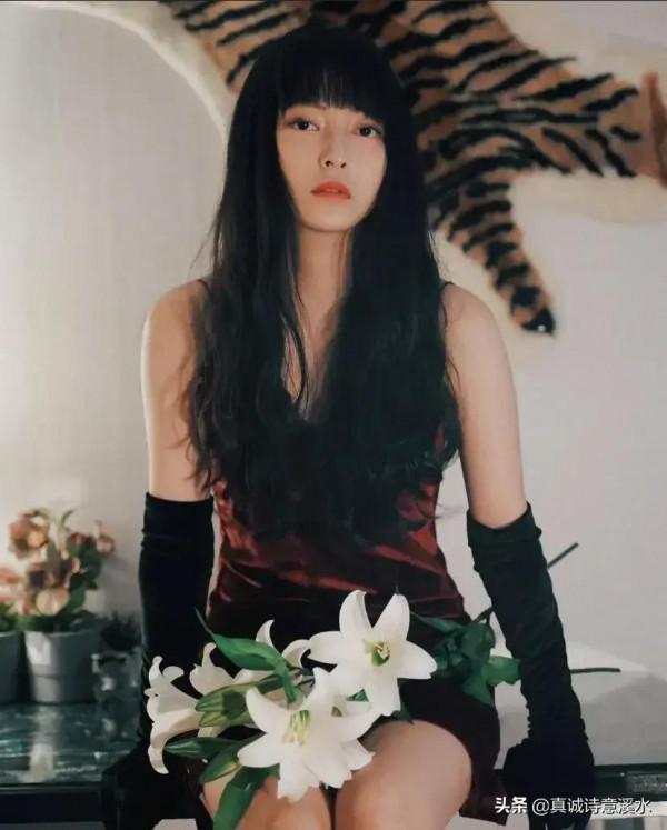 她是北京師範大學的校花,也是校園裡的超級學霸 她是北京師範大學的校花,也是校園裡的超級學霸