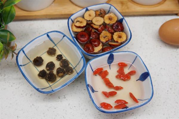 天涼了，女人有條件多喝“四寶湯”，提升元氣，面如桃花好過秋