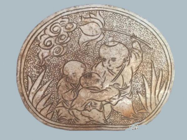 北宋登封窯珍珠地執荷童子腰形枕，宋代磁州窯瓷器