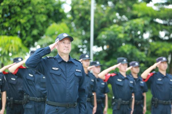 香港迴歸，讓英軍“下崗”的交接指揮官譚善愛，轉業後過得如何？