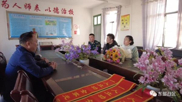 立功喜報送進學校,軍嫂直呼感動,學生當場沸騰…… 立功喜報送進學校,軍嫂直呼感動,學生當場沸騰……