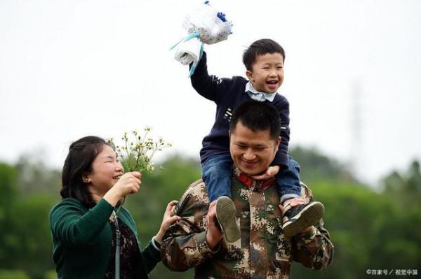 上士和四級軍士長服役期滿，“退伍”和“轉業”該如何選？