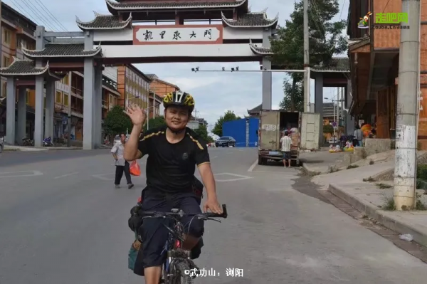 他耕耘三尺講臺，13年單人單車騎行13萬公里，帶女兒畢業騎行進藏