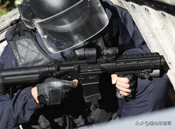 中國新拐彎槍服役?解放軍新瞄具可實現3個方向瞄準丨輕武專欄 中國新拐彎槍服役?解放軍新瞄具可實現3個方向瞄準丨輕武專欄