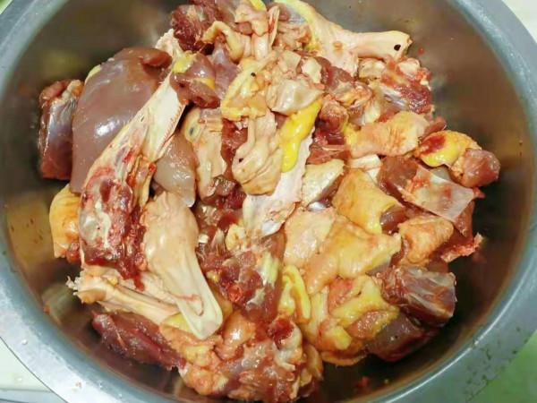 把丈母孃家養了4年的大鵝拿回家,一隻鵝做了4道硬菜,簡直太香了 把丈母孃家養了4年的大鵝拿回家,一隻鵝做了4道硬菜,簡直太香了