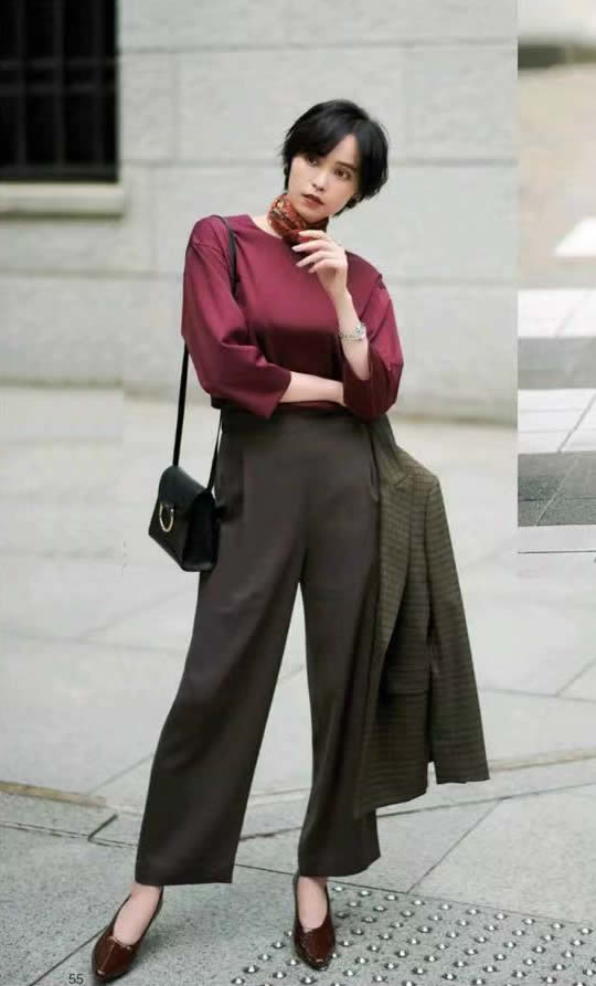 “棕褐色”優雅？別輕信！不懂“挑色+配色”，越穿越土氣