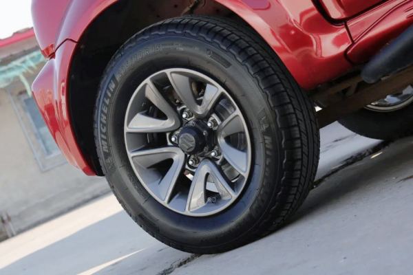 怪獸修車：翻新一輛二手的鈴木-吉姆尼，精心施工，再現完美