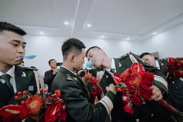 浪漫軍婚:軍車當婚車,嫁人就嫁軍隊好兒郎 浪漫軍婚:軍車當婚車,嫁人就嫁軍隊好兒郎