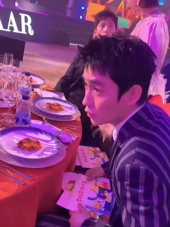 芭莎夜內場看點十足,楊冪跟三位帥哥同框,宋茜大合影站最邊上? 芭莎夜內場看點十足,楊冪跟三位帥哥同框,宋茜大合影站最邊上?