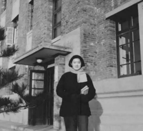 洪晃談母親章含之的婚姻:離婚是明智的決定,他們倆不合適 洪晃談母親章含之的婚姻:離婚是明智的決定,他們倆不合適