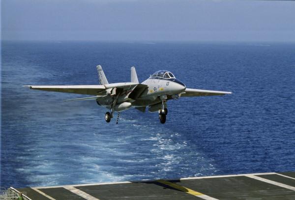 075型為何稱為國產小航母？排水量達4萬噸，和美國黃蜂級一較高下