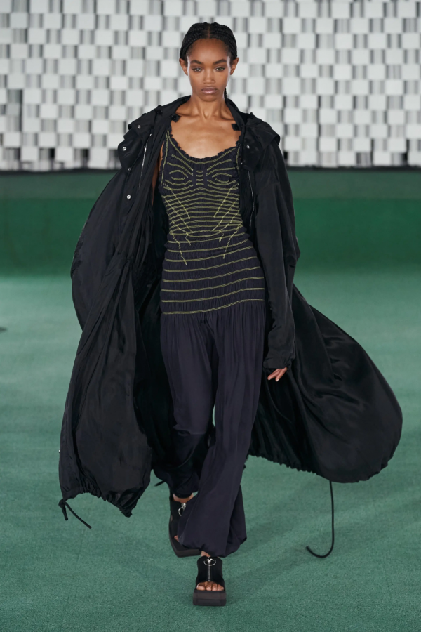 Stella McCartney 2022春夏 | 一場富有活力和動感的“蘑菇”時尚盛宴